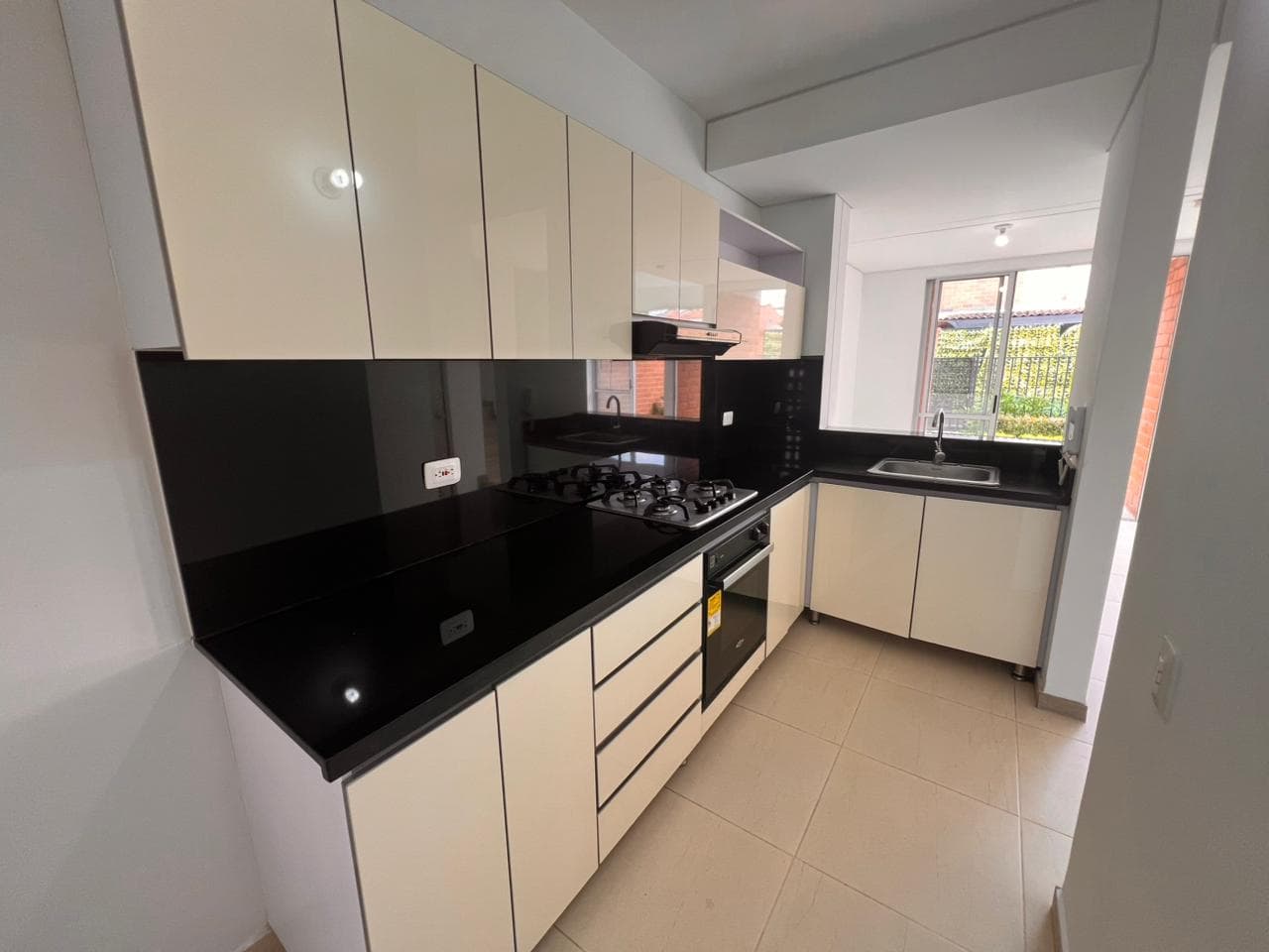 Casa Arriendo o Venta Cinco Soles, Jamundí, Esquinera, amplia y bien ubicada. — foto 3 de 27
