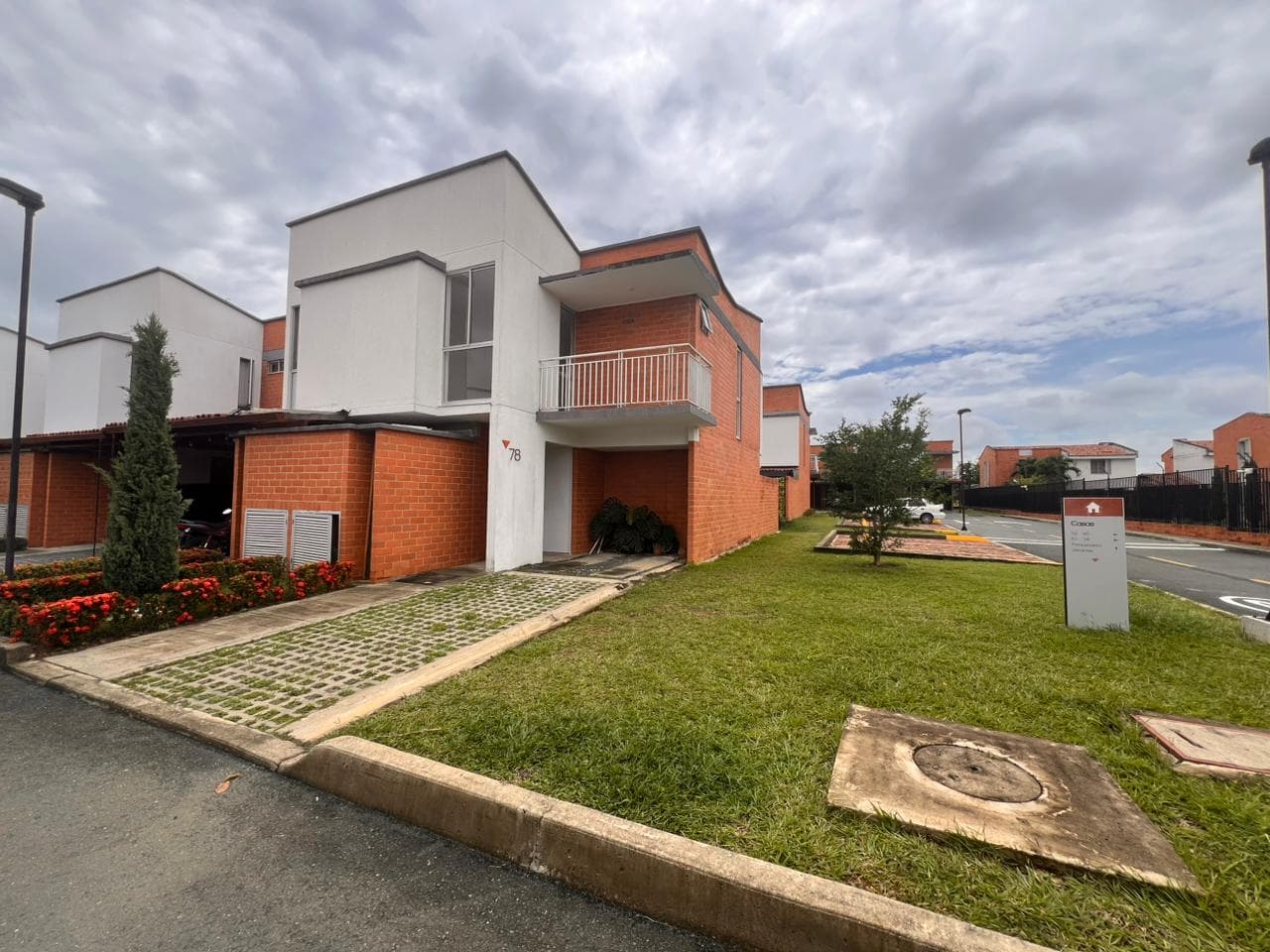 Casa Arriendo o Venta Cinco Soles, Jamundí, Esquinera, amplia y bien ubicada. — foto 1 de 27